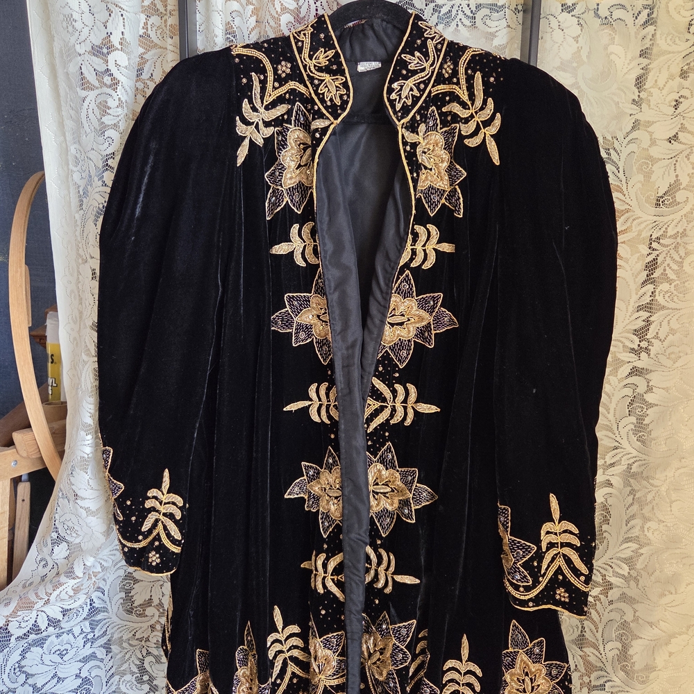 Vintage 40s Black 100% Silk Velvet Coat/kaftan with Gold Embroidery - Picture 3 of 8